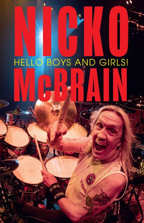 Text: "NICKO McBRAIN HELLO BOYS AND GIRLS!" Trommler mit Schlagzeug, dynamische Pose, energiegeladene Bühnenbeleuchtung.