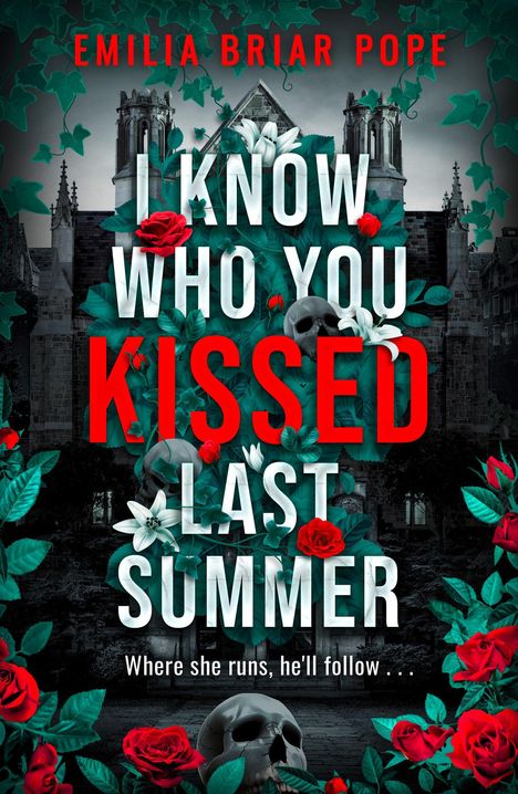 Der Text zeigt: „I KNOW WHO YOU KISSED LAST SUMMER“. Rote Rosen, grüne Blätter, Totenköpfe und Gebäude im Hintergrund.