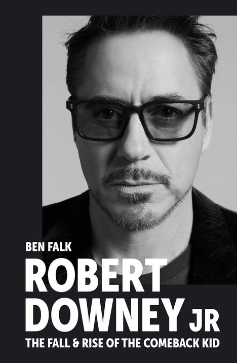 Text: Ben Falk, Robert Downey Jr, The Fall & Rise of the Comeback Kid. Schwarz-weiß Porträt eines Mannes mit Brille.