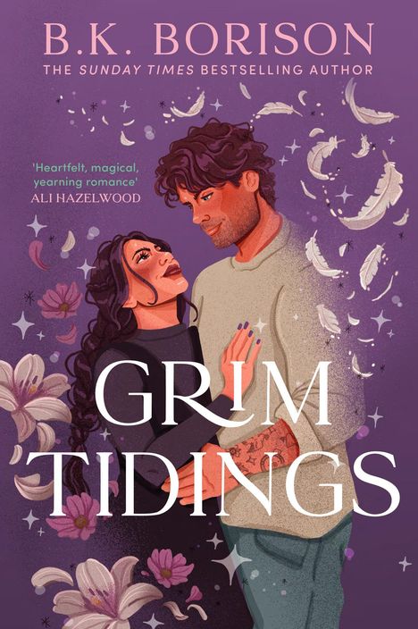 „GRIM TIDINGS“ und „Heartfelt, magical, yearning romance“ von Ali Hazelwood. Eine Illustration eines liebevollen Paares umgeben von Federn und Blumen.