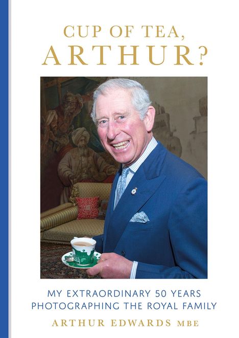 "Cup of Tea, Arthur?" Unten: "My Extraordinary 50 Years Photographing the Royal Family Arthur Edwards MBE." Mann lächelnd.