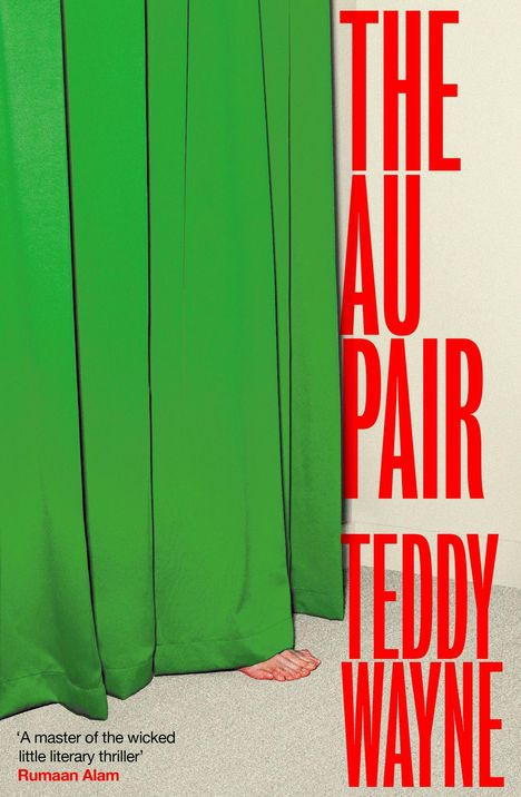 Text: "THE AU PAIR" und "TEDDY WAYNE" in Rot. Ein grüner Vorhang zeigt Füße, Zitat: "A master of the wicked little literary thriller" Rumaan Alam.