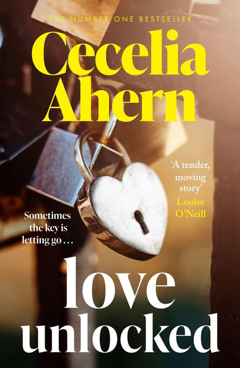 Text: "Cecelia Ahern", "love unlocked", "Sometimes the key is letting go...", "A tender, moving story" - Louise O'Neill. Herzförmiges Vorhängeschloss.