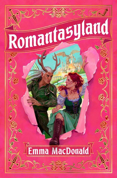 "Romantasyland" oben und "Emma MacDonald" unten in einem rosa, blumigen Rahmen. Zwei Figuren: ein Mann mit Geweih und eine Frau mit roten Haaren.