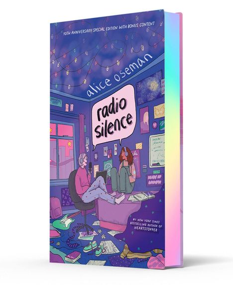 10th Anniversary Special Edition. "Radio Silence" von Alice Oseman. Zwei Personen unterhalten sich in einem gemütlichen Zimmer.