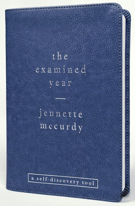 "The examined year" von Jennette McCurdy, "a self-discovery tool", auf einem blauen Lederhintergrund.