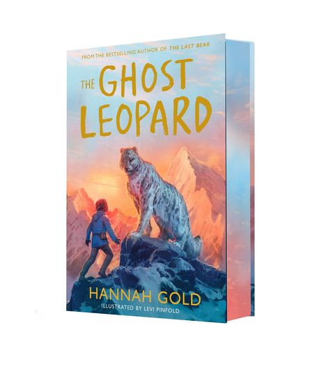 "THE GHOST LEOPARD." Ein Kind und ein Schneeleopard stehen auf einem Felsen vor schneebedeckten Bergen bei Sonnenuntergang.