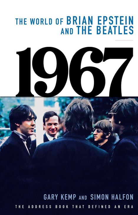 „The World of Brian Epstein and The Beatles“, „1967“, „Gary Kemp and Simon Halfon“. Vier Männer sprechen draußen.