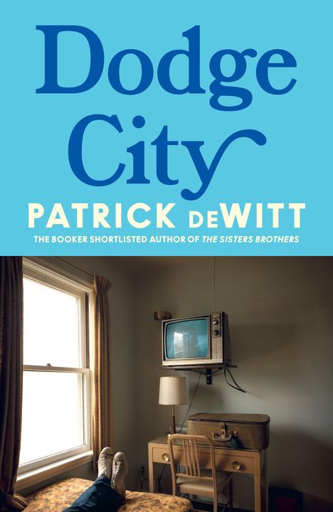Text: "Dodge City", "Patrick deWitt", "THE BOOKER SHORTLISTED AUTHOR OF THE SISTERS BROTHERS".   
Ansicht eines Hotelzimmers mit altem Fernseher.