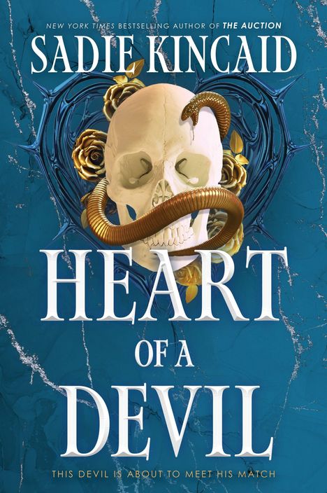 „Heart of a Devil“. Ein Totenschädel, verziert mit einer Schlange und goldenen Rosen auf blauem Hintergrund.