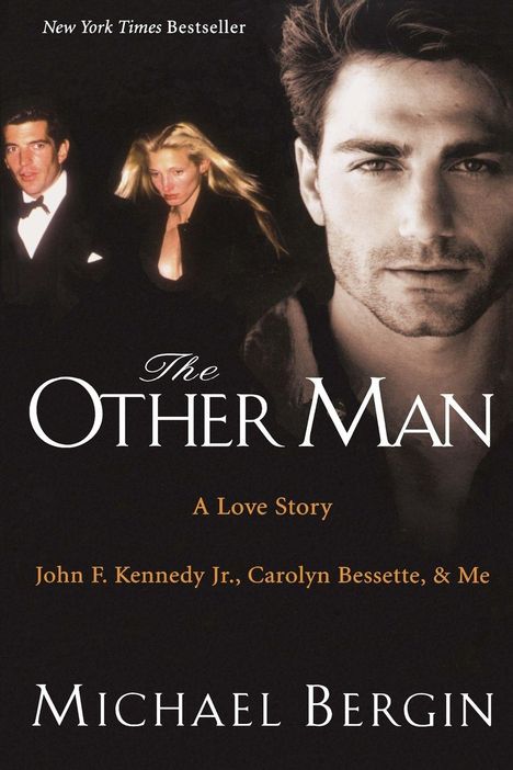 „The Other Man“, „A Love Story“, „John F. Kennedy Jr., Carolyn Bessette, & Me“, „Michael Bergin“. Ein Mann im Anzug links, Frau in der Mitte, Mann rechts im Vordergrund.