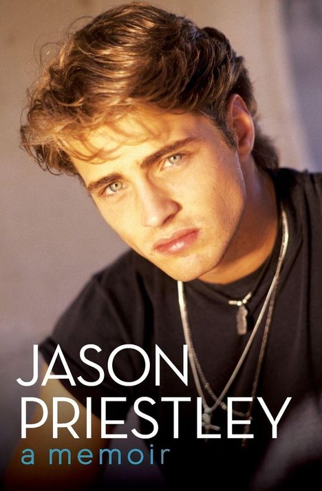 "JASON PRIESTLEY a memoir" steht in weißer und blauer Schrift. Ein junger Mann mit ernstem Blick trägt eine Kette.