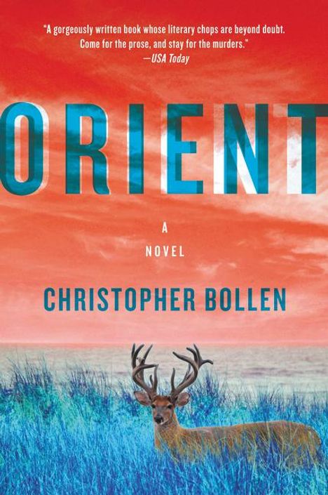 "Orient: A Novel. Christopher Bollen." Ein Hirsch steht in einem Feld unter einem dramatischen, orangefarbenen Himmel.