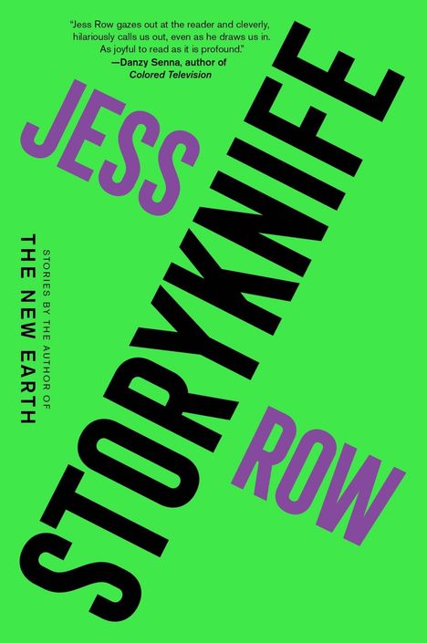 Zitate von Danzy Senna über Jess Row in schwarzer, diagonaler Schrift. Grün als Hintergrund.