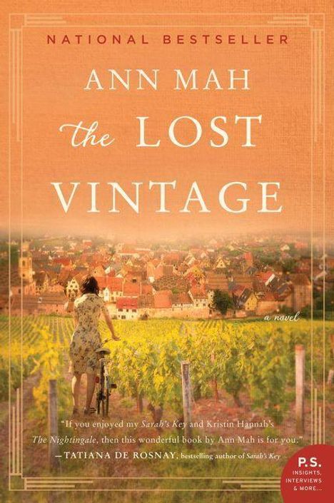 ANN MAH: The Lost Vintage. Eine Frau im Kleid schaut auf ein Dorf über Weinreben. Warmes, nostalgisches Farbschema.