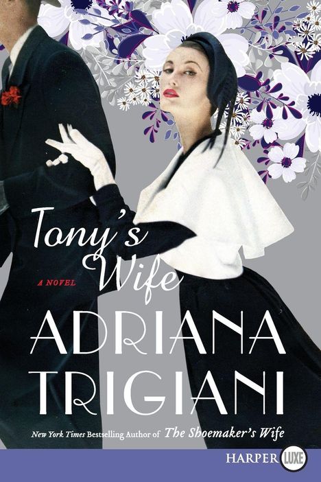 „Tony's Wife“ von Adriana Trigiani. Frau mit blauem Schal und weißen Handschuhen vor blumigem Hintergrund.