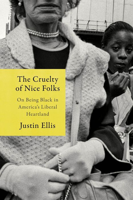 „The Cruelty of Nice Folks“ von Justin Ellis. Eine ältere Frau in Perlenkette und Handschuhen, im Hintergrund eine junge Frau.