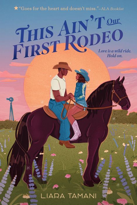 „This Ain't Our First Rodeo“ in großen Buchstaben. Ein Paar sitzt auf einem schwarzen Pferd vor einem großen orangefarbenen Mond.