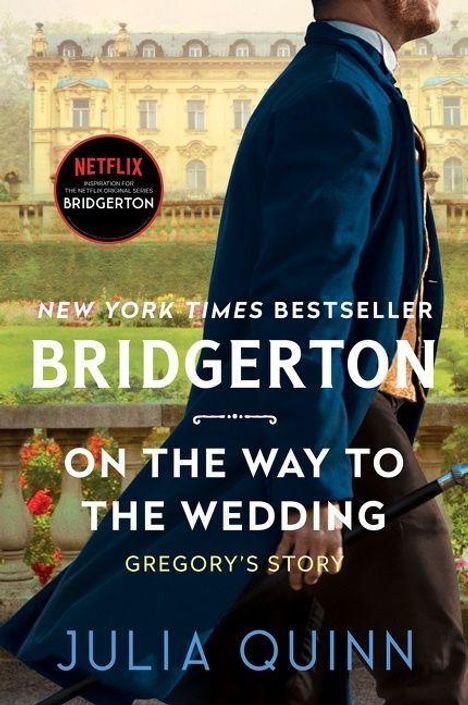 Netflix Buchtitel: "Bridgerton: On the Way to the Wedding" von Julia Quinn. Ein Mann im blauen Mantel vor einem Herrenhaus.