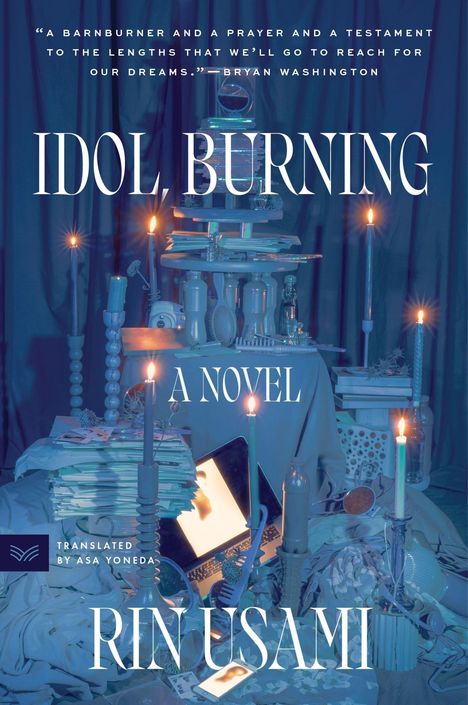 Text: "A NOVEL, Idol Burning, RIN USAMI, TRANSLATED BY ASA YONEDA." Der Hintergrund zeigt Kerzen und Bücherstapel in Blau.