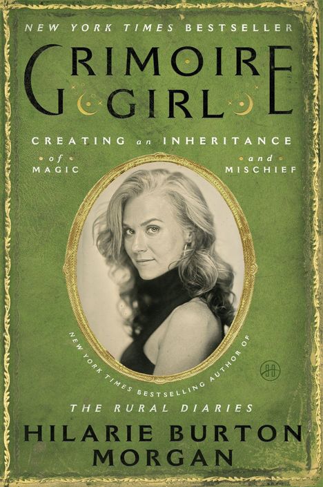 "Grimoire Girl", Bestseller, Magie, Unfug, Autorin Hilarie Burton Morgan. Schwarz-weiß Porträt einer Frau auf grünem Hintergrund.