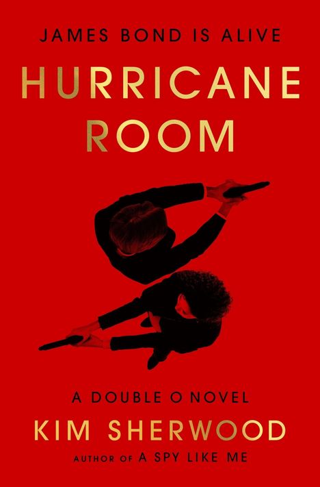 "JAMES BOND IS ALIVE. HURRICANE ROOM. A DOUBLE O NOVEL. KIM SHERWOOD." Zwei Personen halten Pistolen auf rotem Hintergrund.