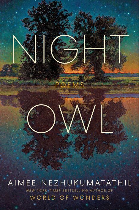 „NIGHT OWL POEMS“ von Aimee Nezhukumatathil. Ein dunkler Nachthimmel mit Bäumen spiegelt sich im Wasser.