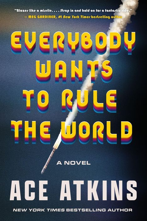 "EVERYBODY WANTS TO RULE THE WORLD" in großen bunten Buchstaben, Rakete auf blauem Hintergrund. "A Novel" von Ace Atkins.