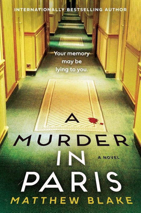 „A Murder in Paris“ von Matthew Blake. Ein langer Hotelkorridor, blutiger Fleck auf dem Teppich.