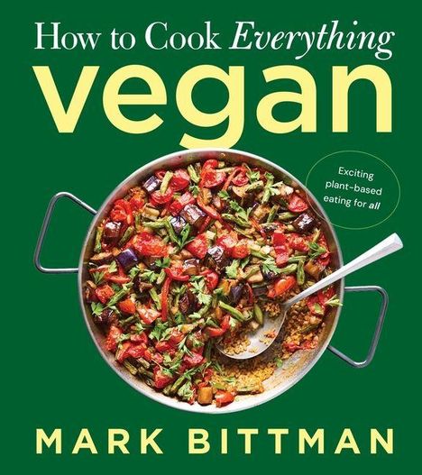 „How to Cook Everything Vegan“ von Mark Bittman. Rundes Gericht mit buntem Gemüse auf grünem Hintergrund.