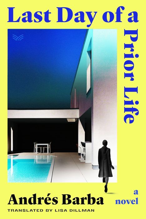 Buchtitel: "Last Day of a Prior Life". Autor: Andrés Barba. Übersetzerin: Lisa Dillman. Frau vor einem modernen Gebäude mit Pool.