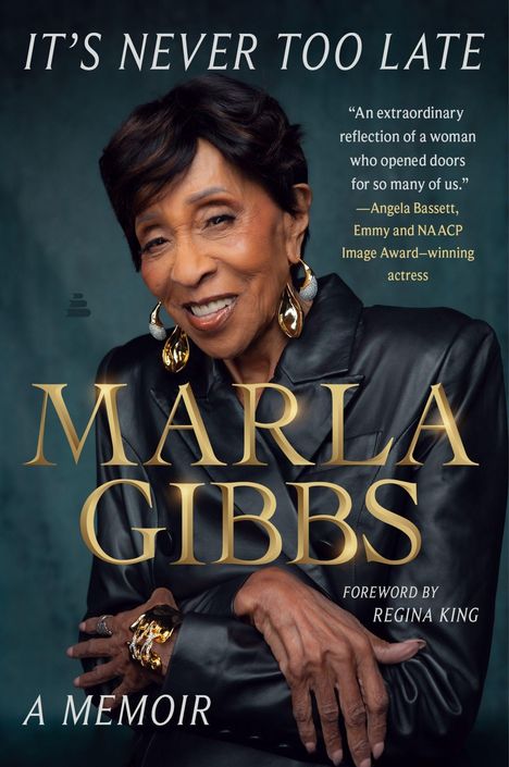 „IT'S NEVER TOO LATE“ oben. „MARLA GIBBS“ groß in der Mitte. Eine Frau in schwarzer Kleidung lächelt freundlich.