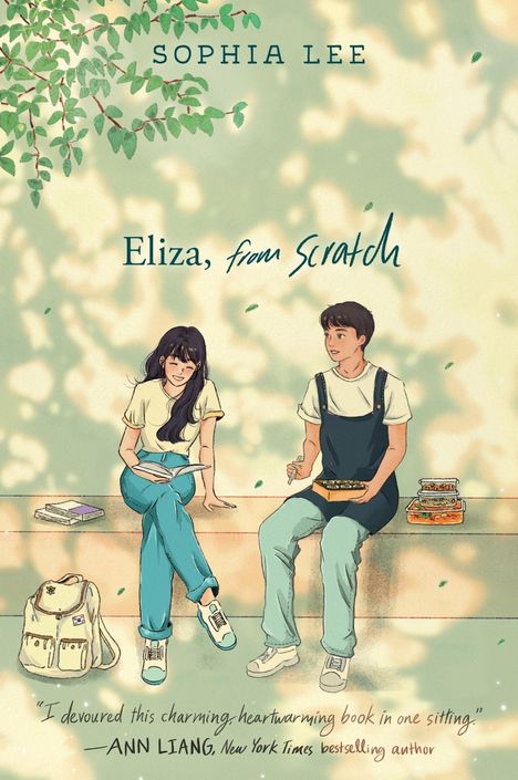 Titel: "Eliza, from Scratch", Autorin: Sophia Lee. Illustration: Zwei Personen auf einer Bank, umgeben von Blättern.