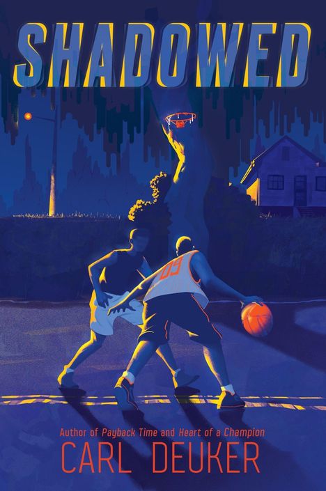 "SHADOWED", "CARL DEUKER". Zwei Jugendliche spielen nachts Basketball. Dunkle Farben, beleuchteter Korb, Haus im Hintergrund.