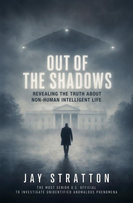 Text: "Out of the Shadows", "Revealing the Truth About Non-Human Intelligent Life", "Jay Stratton". Ein Mann vor einem nebligen Gebäude.