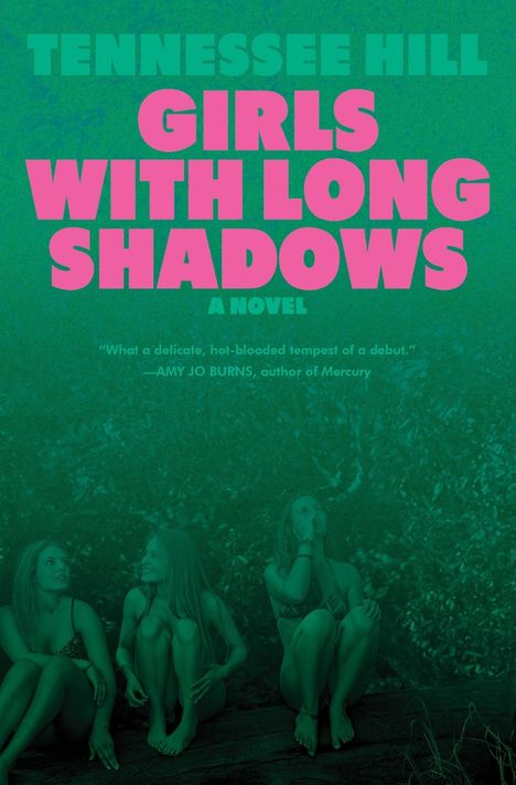 Text: "Tennessee Hill, Girls with Long Shadows, A Novel." Darunter drei Frauen, die am Boden sitzen und entspannt wirken.