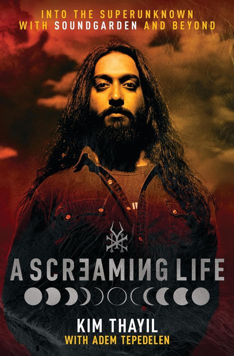 „INTO THE SUPERUNKNOWN WITH SOUNDGARDEN AND BEYOND“. „A SCREAMING LIFE“. Porträt eines Mannes mit Bart vor Wolken.
