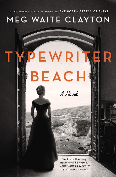 "TEXTE: 'Meg Waite Clayton', 'Typewriter Beach', 'A Novel'. Eine Frau im Abendkleid steht in einem offenen Tor mit Blick aufs Meer."