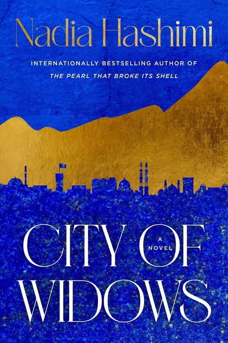 Text: "City of Widows", "Nadia Hashimi", "Internationally Bestselling Author of The Pearl That Broke Its Shell". Blau-goldene Stadt-Silhouette.