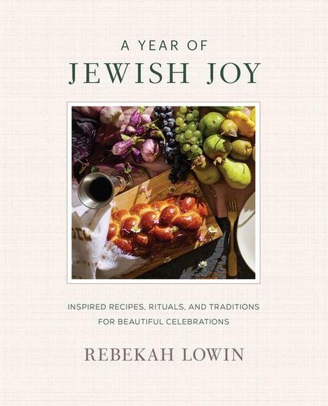 "A Year of Jewish Joy" von Rebekah Lowin. Foto mit Challah, Trauben und Früchten auf einem Tisch mit Besteck.