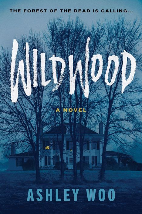 "The Forest of the Dead is Calling... Wildwood, A Novel, Ashley Woo." Rückansicht eines Hauses vor kahlen Bäumen im blauen Licht.