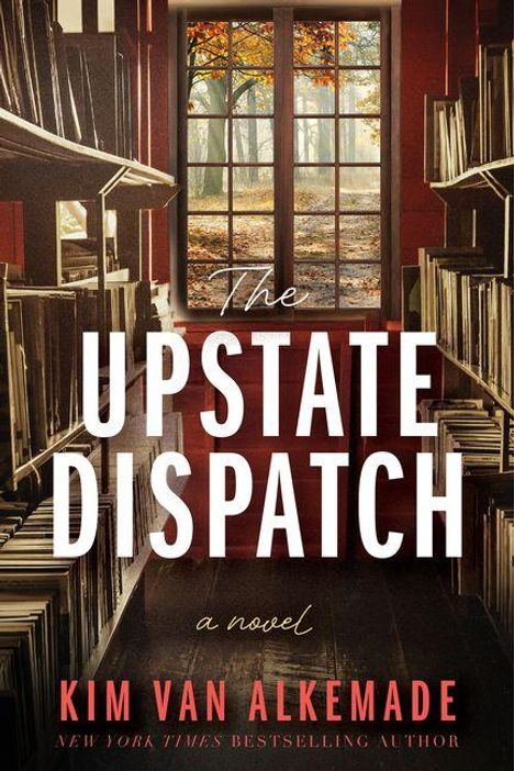 "The Upstate Dispatch, a novel by Kim Van Alkemade" steht in großen Buchstaben. Bücherregale führen zu einem Fenster mit Herbstblick.