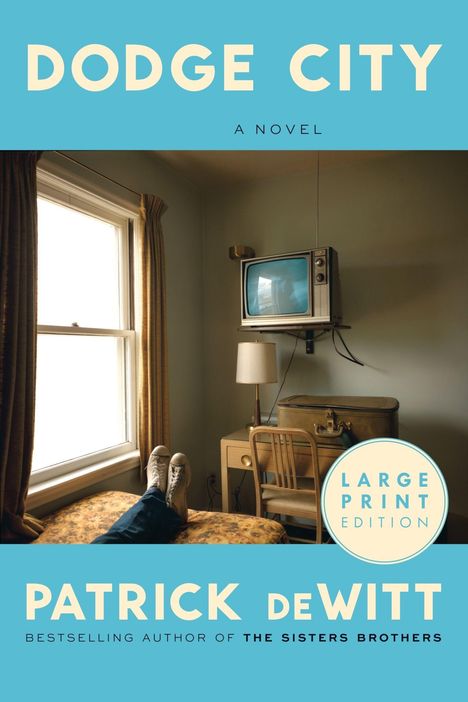 "DODGE CITY A NOVEL, LARGE PRINT EDITION, PATRICK DEWITT." Ein gemütliches Zimmer mit einem alten Fernseher, Lampe und Bett.