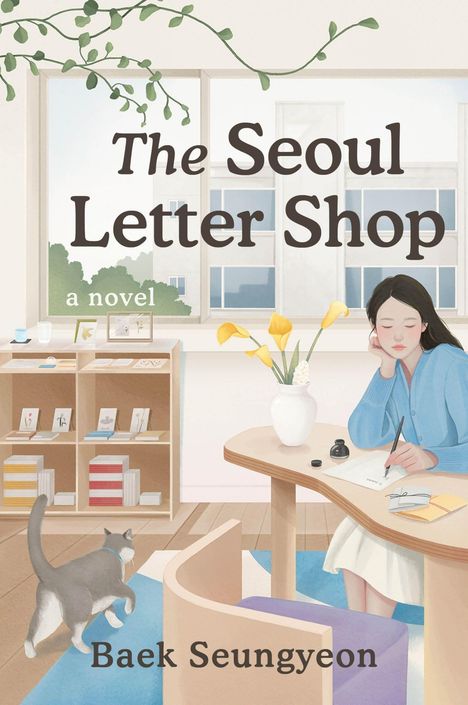 „The Seoul Letter Shop“ und „Baek Seungyeon“. Eine Frau schreibt an einem Tisch, daneben ein Regal, eine Katze und Pflanzen.
