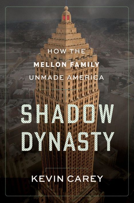 „How the Mellon Family Unmade America, Shadow Dynasty, Kevin Carey“ vor einem großen, alten Hochhaus bei bewölktem Himmel.
