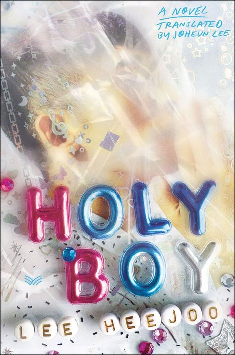 "A NOVEL TRANSLATED BY JOHEUN LEE" in blauer Schrift. Luftballonbuchstaben formen "HOLY BOY", darunter Perlen mit "LEE HEEJOO".