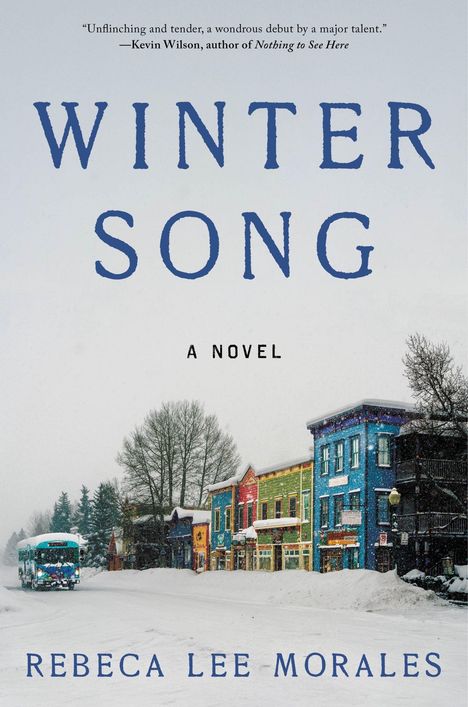 "WINTER SONG. A Novel. Rebeca Lee Morales." Verschneite Kleinstadtstraße mit bunten Häusern und einem Bus im Schnee.