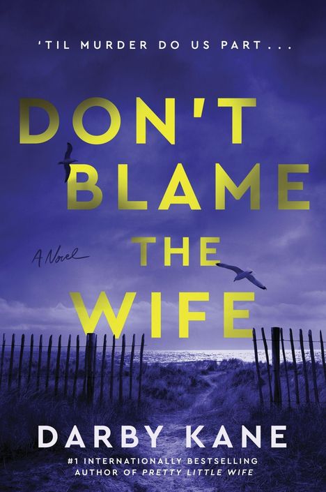Oben steht: "'Til Murder Do Us Part...". 
Der Titel: "DON'T BLAME THE WIFE". 
Unten: "DARBY KANE". 
Hintergrund: Ein Weg zum Meer.