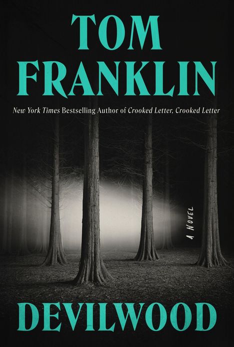 „Tom Franklin, Devilwood, a novel.“ Ein Schwarzweiß-Bild eines düsteren Waldes mit Nebel und hohen Bäumen.