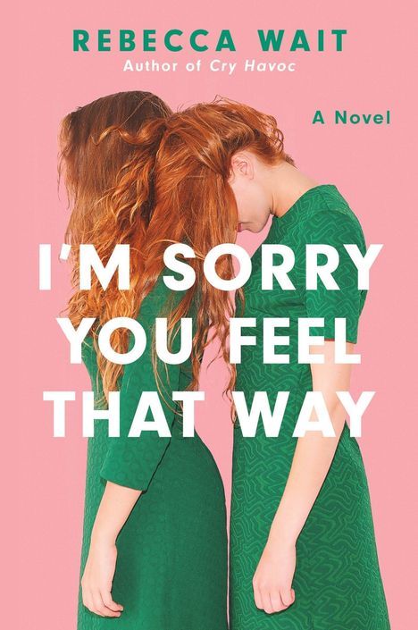 Titel: "I'M SORRY YOU FEEL THAT WAY". Zwei Frauen in grünen Kleidern, Stirnen aneinander gelehnt, vor rosa Hintergrund.